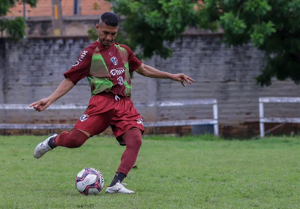 Pio treinou cobranças de falta