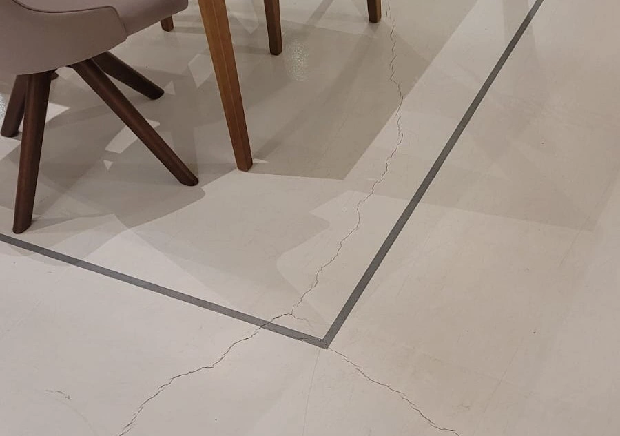 Piso próximo ao cinema apresentou várias rachaduras no Shopping Rio Poty