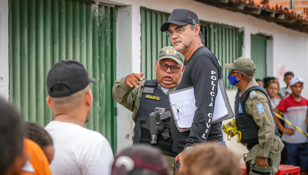 PM e perito colhem informações sobre o assassinato no local do crime