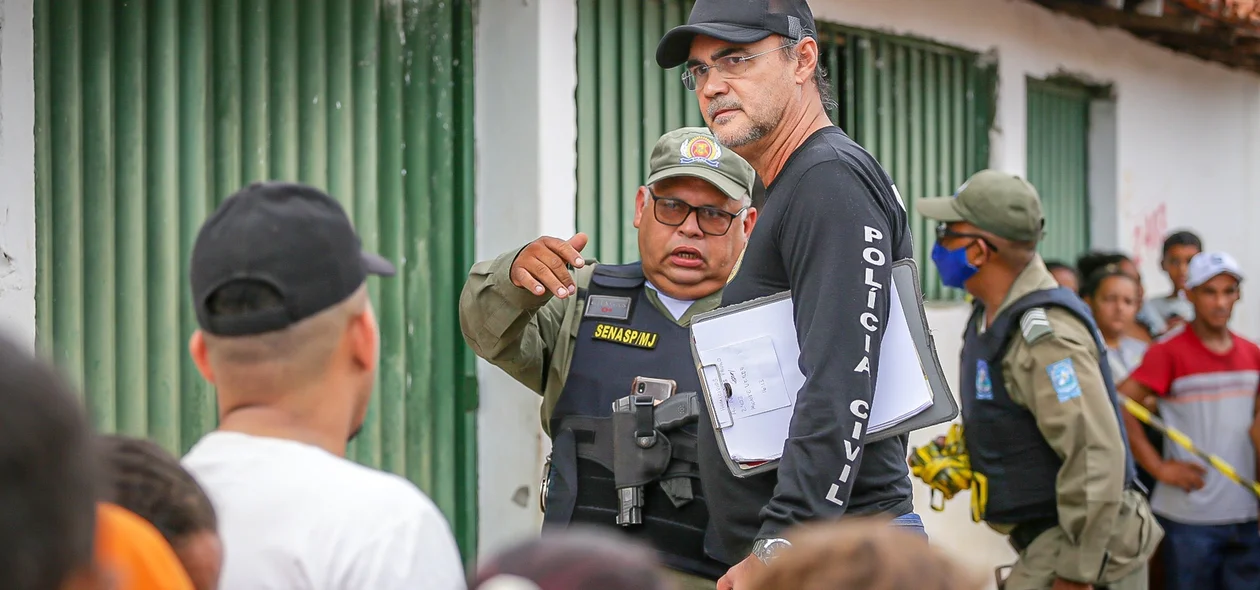 PM e perito colhem informações sobre o assassinato no local do crime