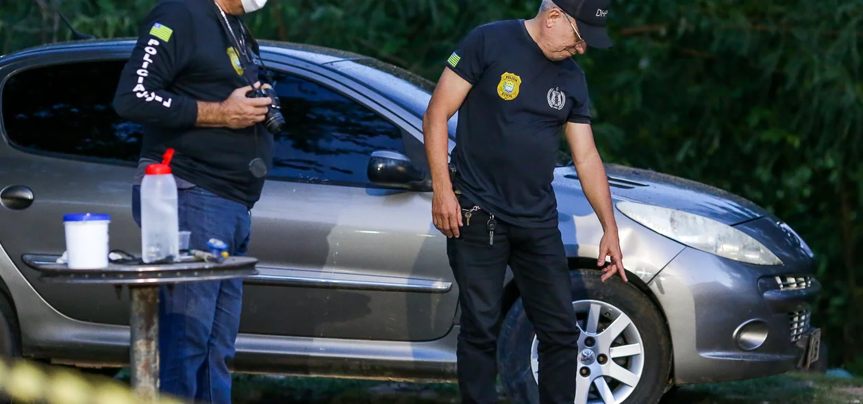 Policiais do DHPP no local do crime