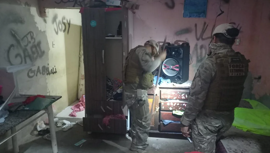 Policiais fazem buscas em toda casa durante operação