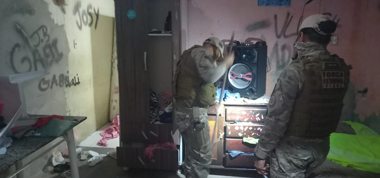 Policiais fazem buscas em toda casa durante operação