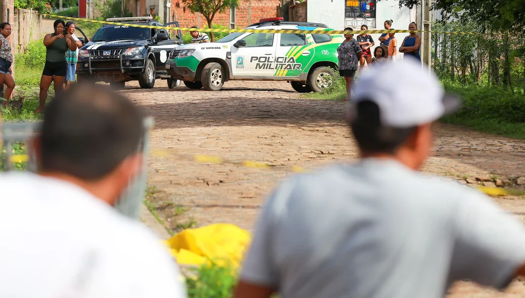 Policiais isolaram o local para a chegada da perícia