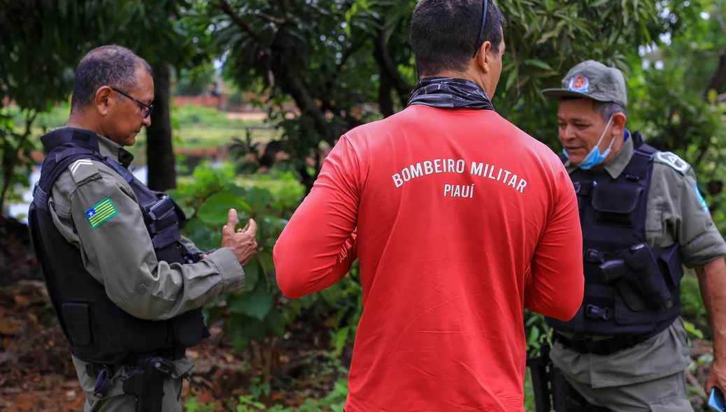 Policiais militares e bombeiro