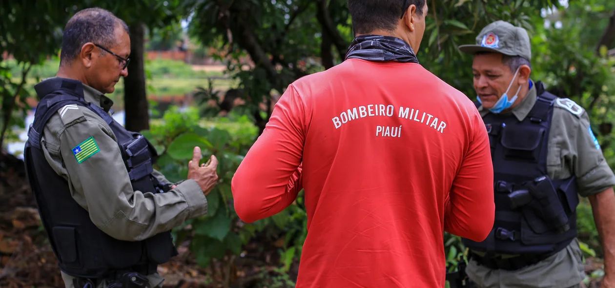 Policiais militares e bombeiro