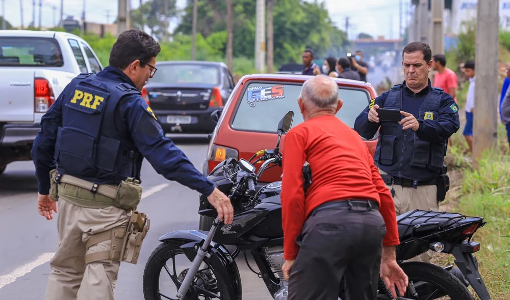 Policiais rodoviários realizando os procedimentos de praxe