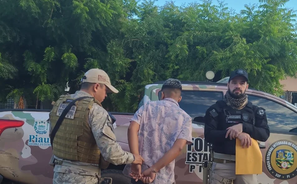 Policial algemando um dos acusados do roubo milionário