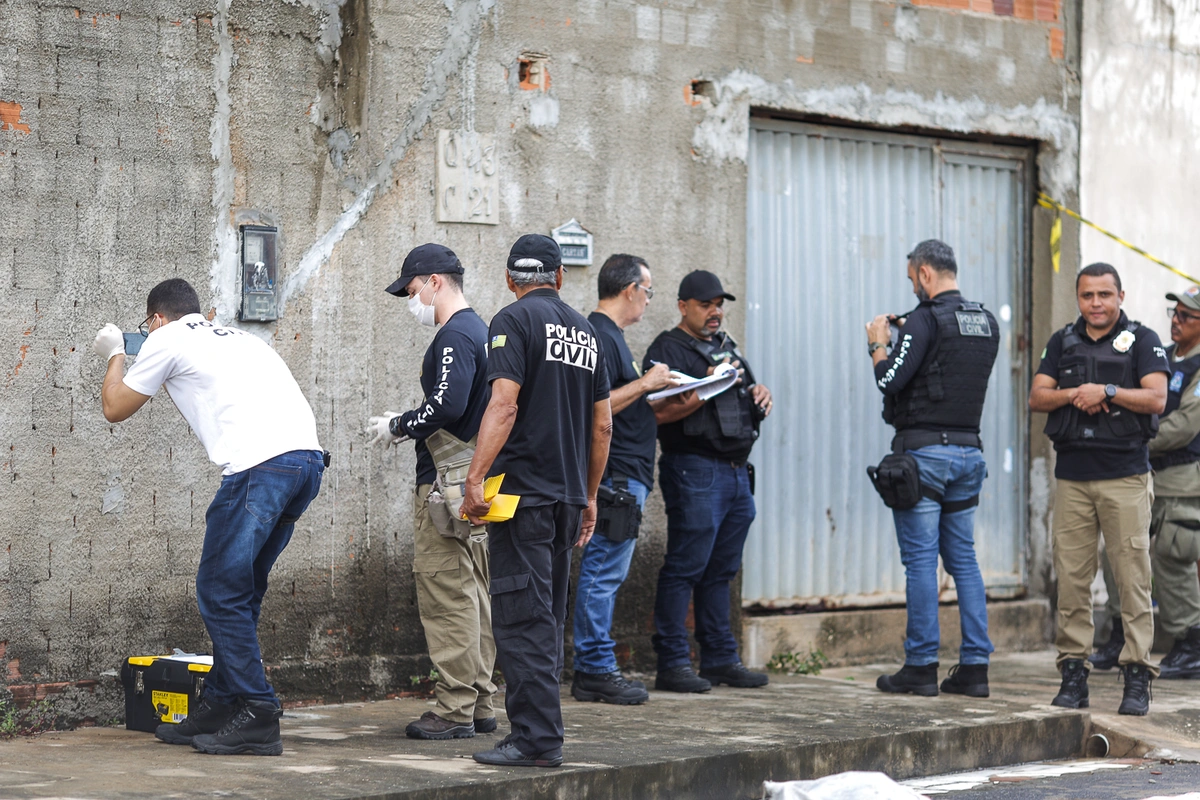 Policias fazendo os procedimentos legais