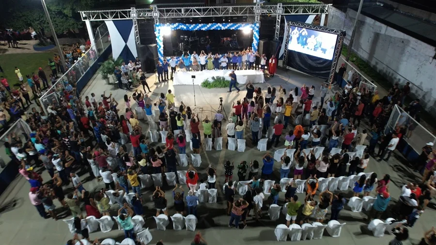 População na inauguração da Praça Onofre Mascarenhas de Riacho Frio