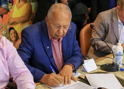 Prefeito assinando a ordem de serviço para retomar a obra