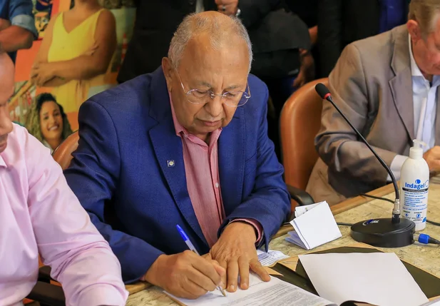 Prefeito assinando a ordem de serviço para retomar a obra