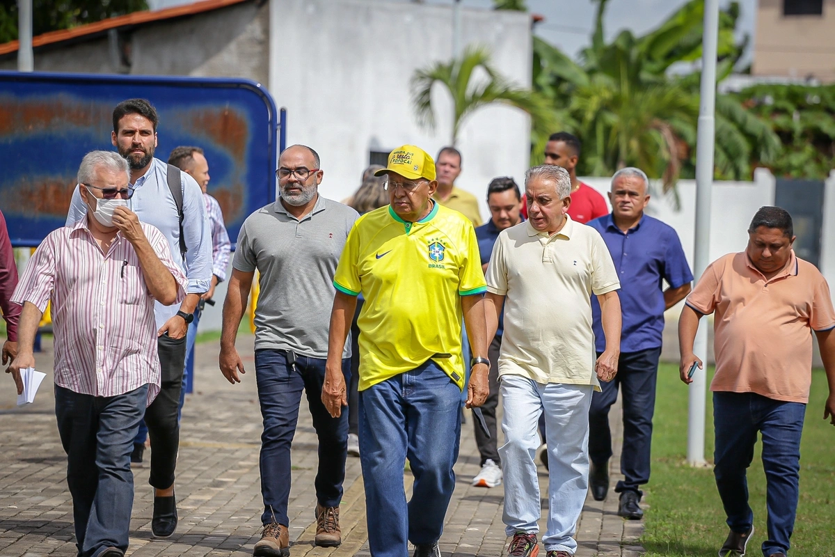 Prefeito Dr. Pessoa visitando obra