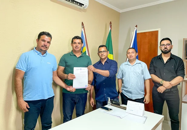 Prefeito paga o salário de Janeiro já com reajuste do piso dos professores
