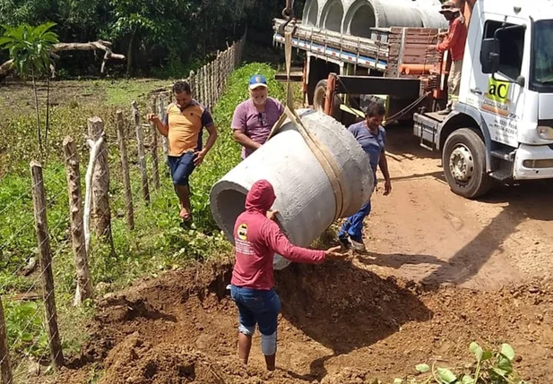 Prefeitura de Nazária executou a instalação do bueiro na estrada da comunidade Pilões