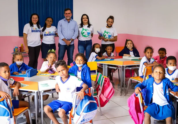 Prefeitura de Oeiras valoriza professores com salário acima do piso nacional
