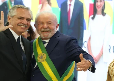 Presidente argentino, Alberto Fernández, fazendo o L