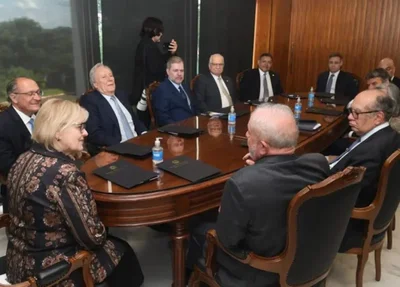 Presidente Lula (PT) reunido com 10 dos 11 ministros do STF