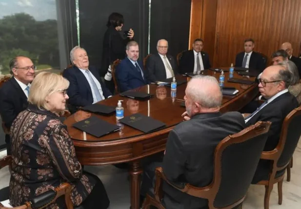 Presidente Lula (PT) reunido com 10 dos 11 ministros do STF