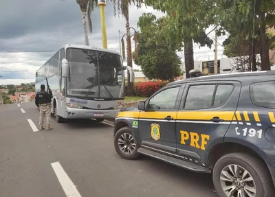 PRF apreende ônibus adulterado em Bom Jesus