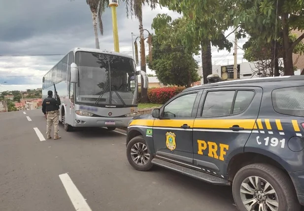 PRF apreende ônibus adulterado em Bom Jesus