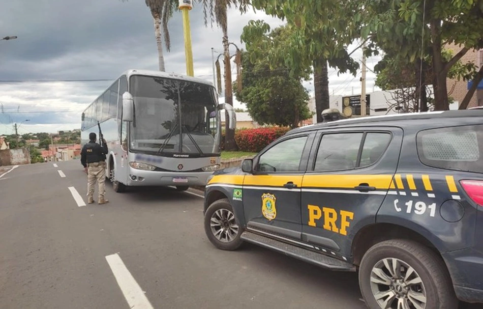 PRF apreende ônibus adulterado em Bom Jesus