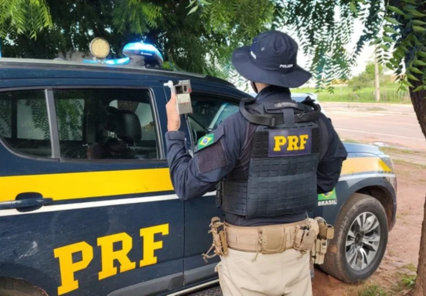PRF prende motoristas por embriaguez ao volante em Floriano e Corrente