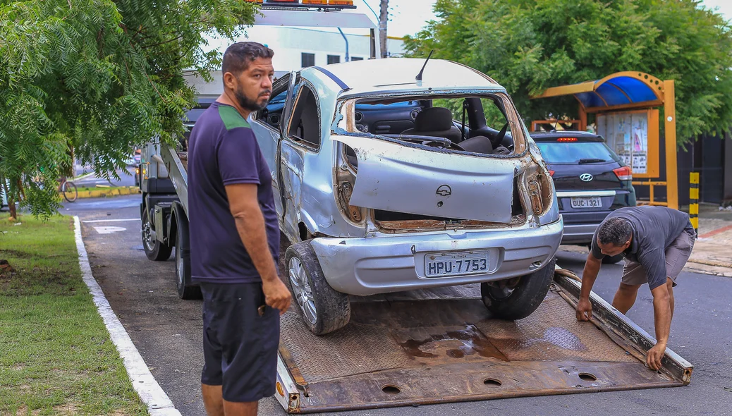 Proprietário do veículo solicitou um reboque para retira-lo do local