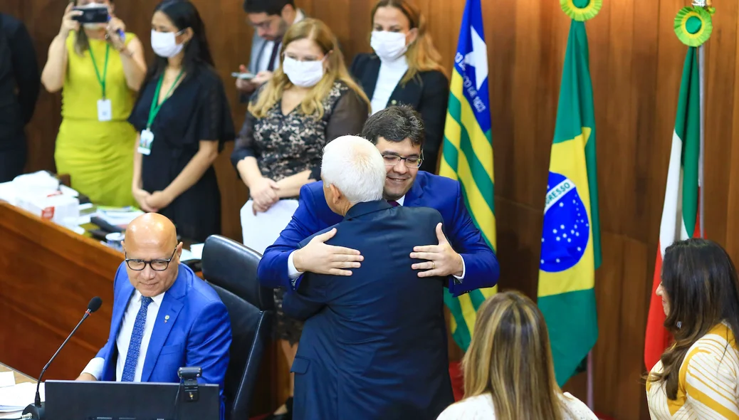 Rafael Fonteles abraça o seu vice Themístocles Filho