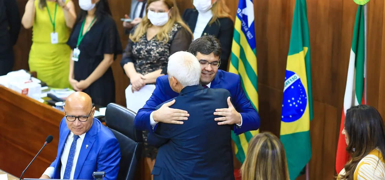 Rafael Fonteles abraça o seu vice Themístocles Filho