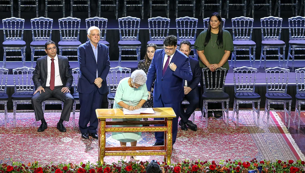 Regina Sousa assinando o termo de posse
