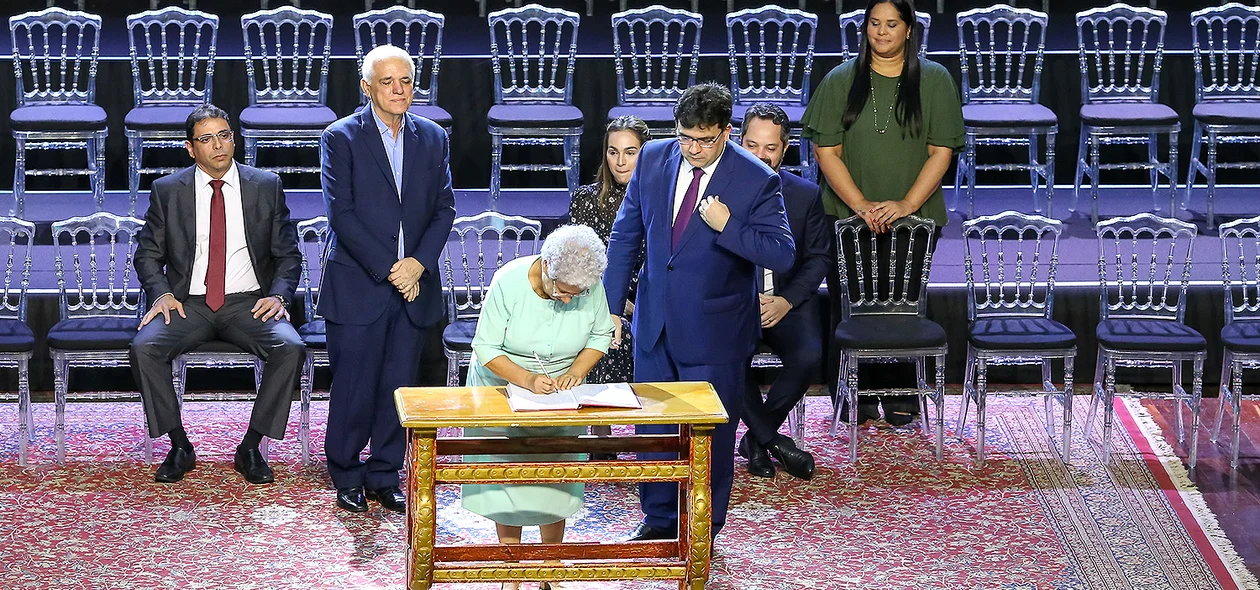 Regina Sousa assinando o termo de posse