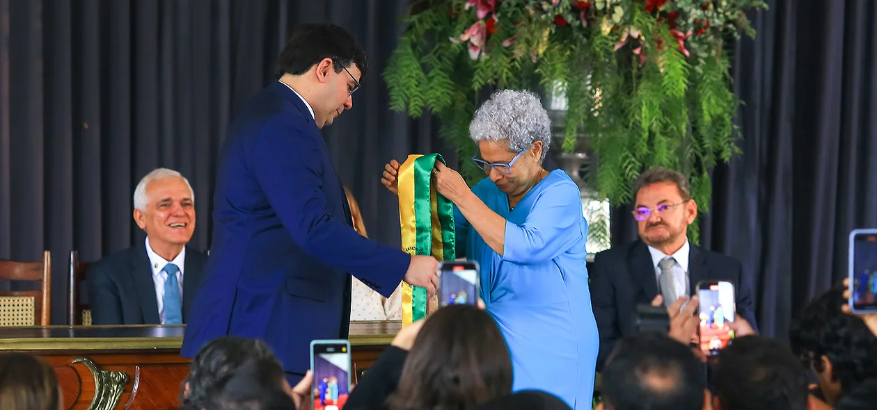 Regina Sousa entregando faixa de governador para Rafael Fonteles