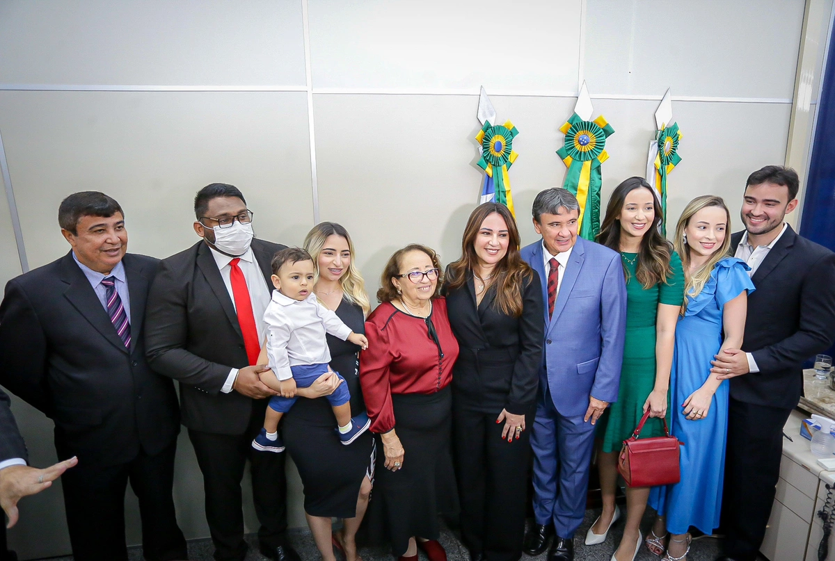 Rejane Dias ao lado do ministro Wellington Dias e família