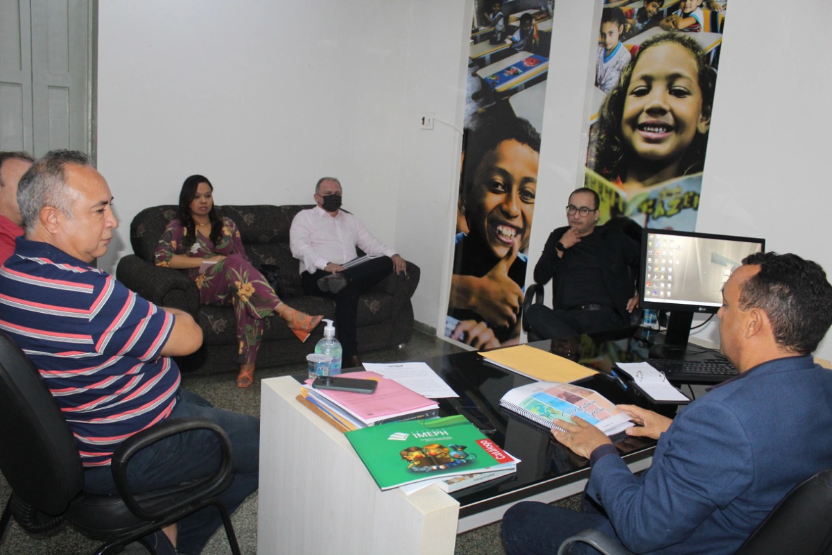 Reunião da semec com pais de alunos e professores para estudar EJA no turno vespertino