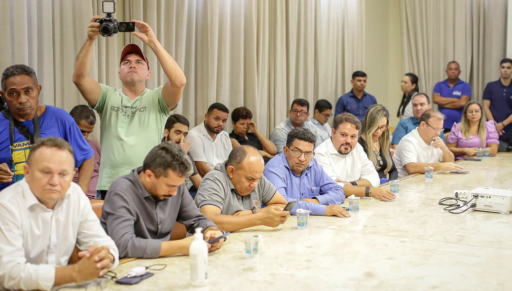 Reunião sobre a reforma da praça de alimentação do Shopping da Cidade