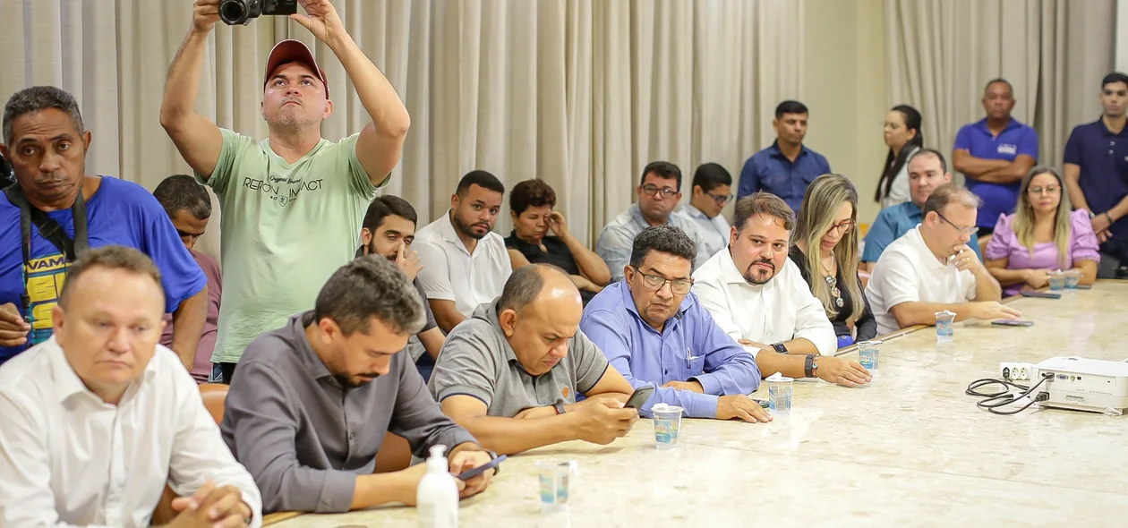 Reunião sobre a reforma da praça de alimentação do Shopping da Cidade