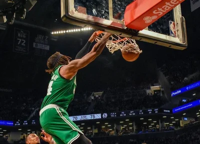 Robert Williams realizando enterrada