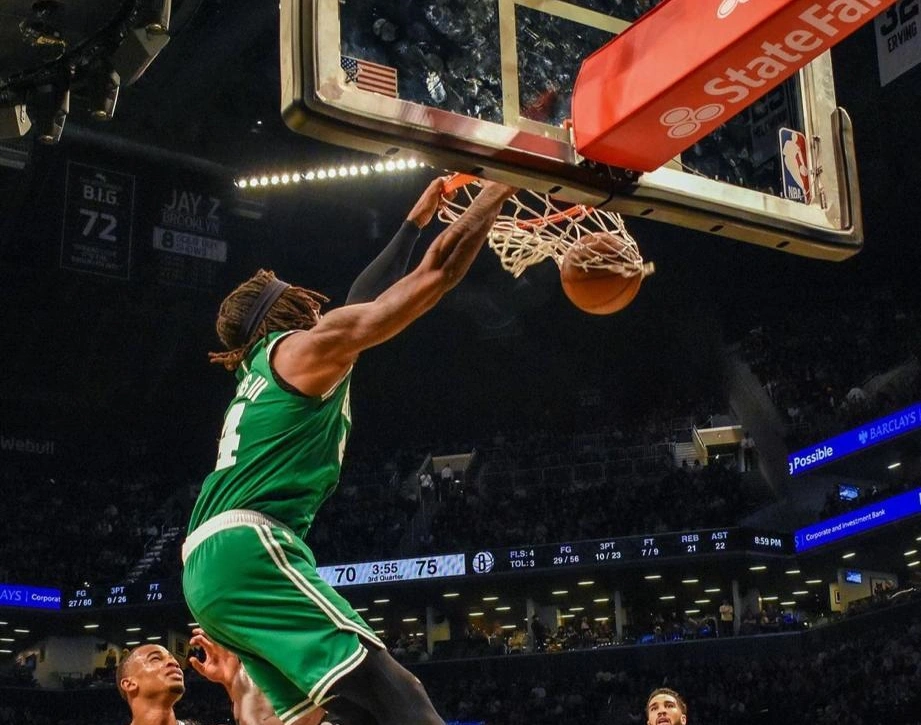 Robert Williams realizando enterrada