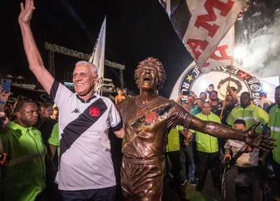 Roberto Dinamite junto a sua estatua em São Januário