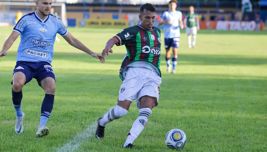 Romullo do Fluminense com a posse de bola