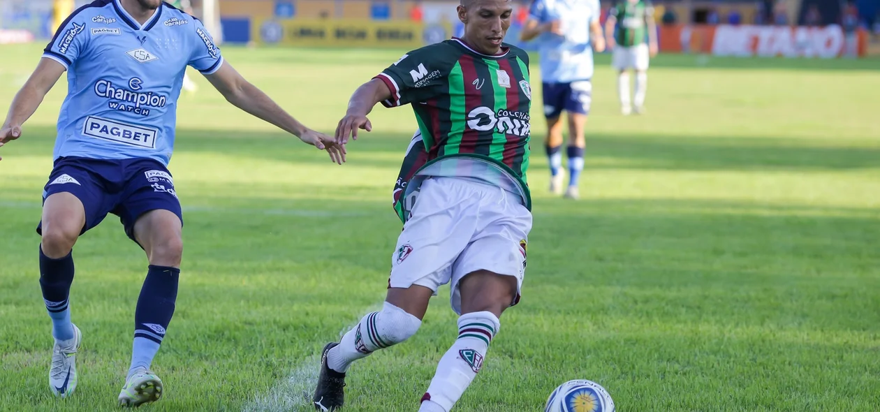 Romullo do Fluminense com a posse de bola