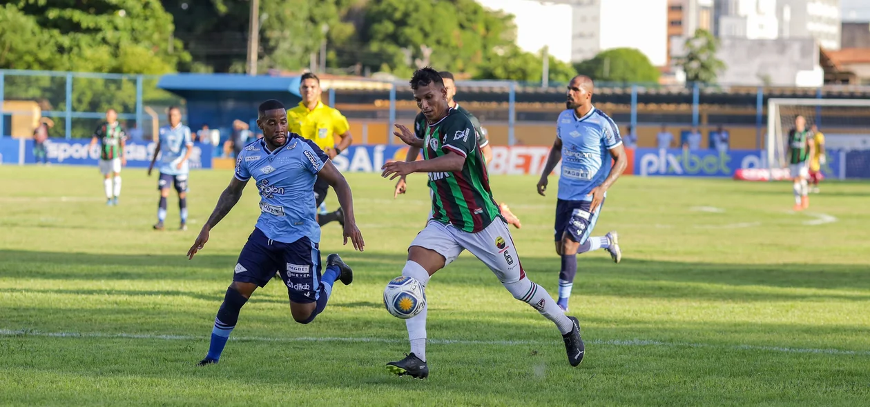 Romullo do Fluminense tentando finalização