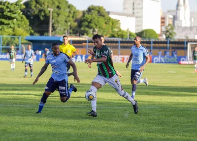 Romullo do Fluminense tentando finalização