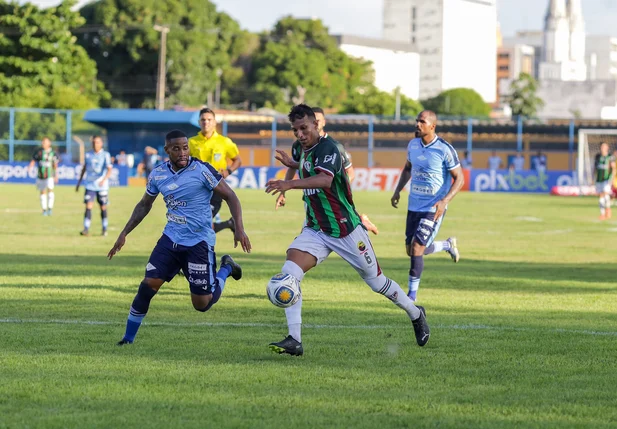 Romullo do Fluminense tentando finalização