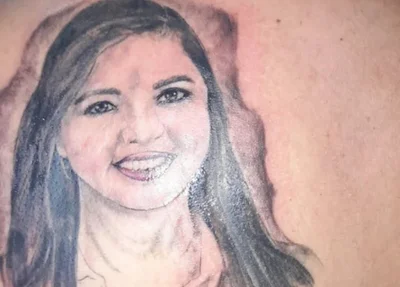 Rosto de Teresa Britto tatuado nas costas de admiradora