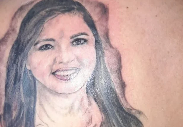 Rosto de Teresa Britto tatuado nas costas de admiradora