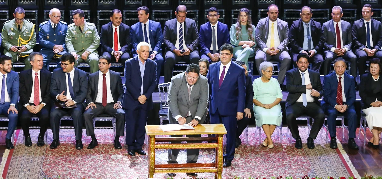 Secretários são empossados no Centro de Convenções