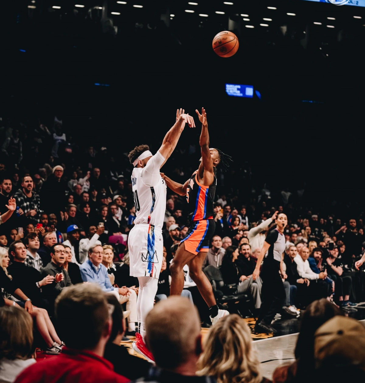 Seth Curry realizando arremesso para bola de três pontos