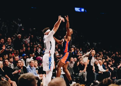 Seth Curry realizando arremesso para bola de três pontos